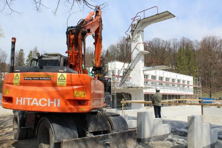 Wyburzanie wieży na basenie